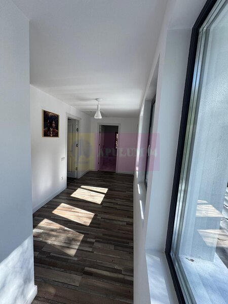 Casa de vanzare cu 2 apartamente in Azuga