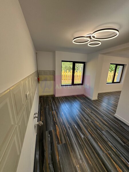 Casa de vanzare cu 2 apartamente in Azuga