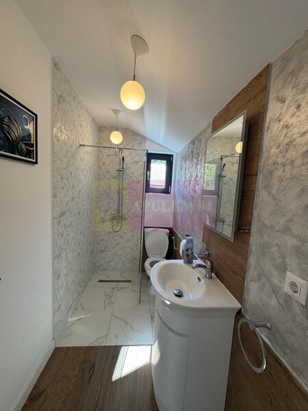 Casa de vanzare cu 2 apartamente in Azuga